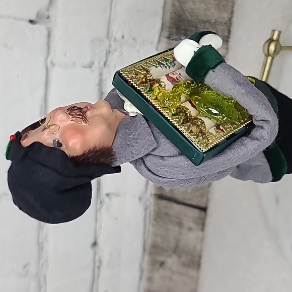 Byers' Choice Caroler 2004 Christmas Traditions Man with Christmas Crackers - Picture 8 of 17